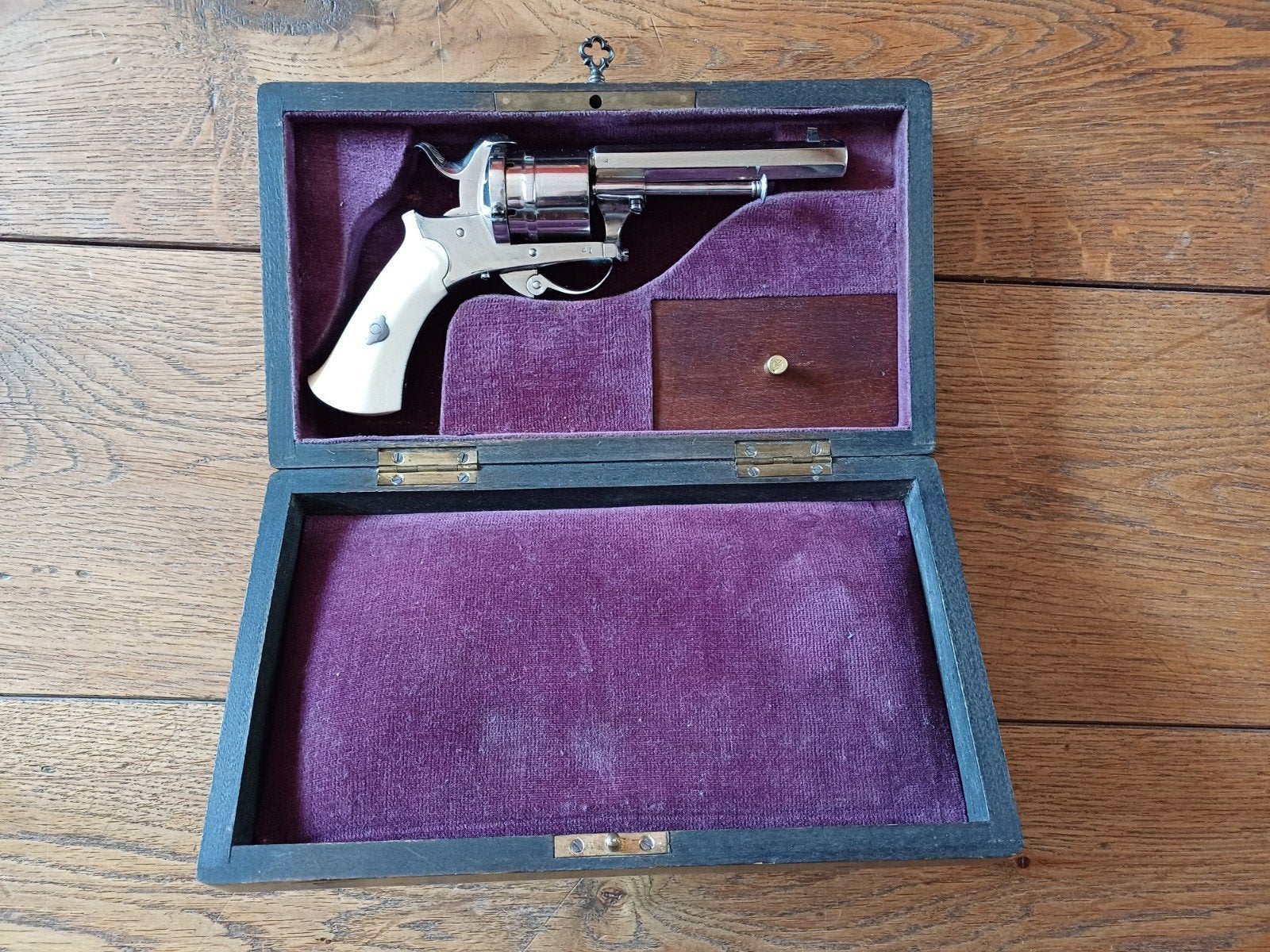 Revolver geweer pistool antiek kistje, Ophalen