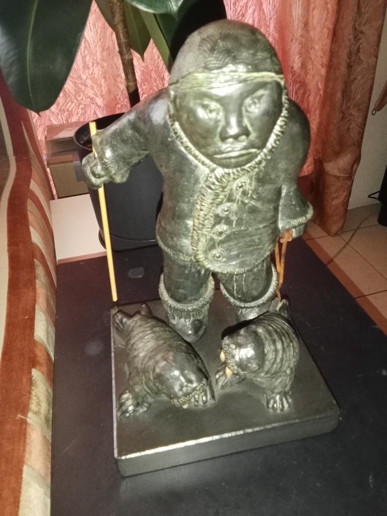 Wolf Original Inuit Beeld: Jager met Zeehonden, 26 cm, Groep mensen, Handgemaakt, Ophalen of Verzenden, Steen of Keramiek