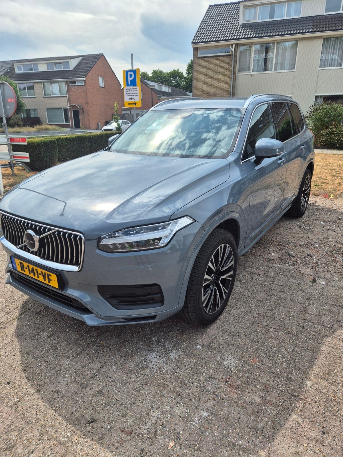 Volvo XC90 B5 AWD Mild Hybrid 235pk Geartronic 7P 2019 Grijs, 15 km/l, 4 cilinders, 1969 cc, 255 €/maand