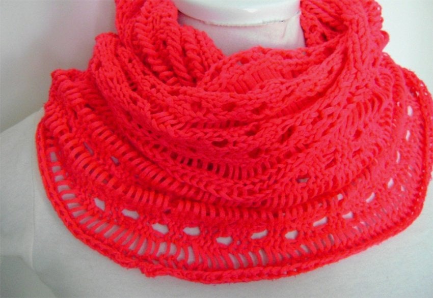 fluor coral roze loop sjaal gehaakt cyber goth neon retro, Kleding | Dames, Maat 38/40 (M), Verzenden, Zo goed als nieuw, Sjaal