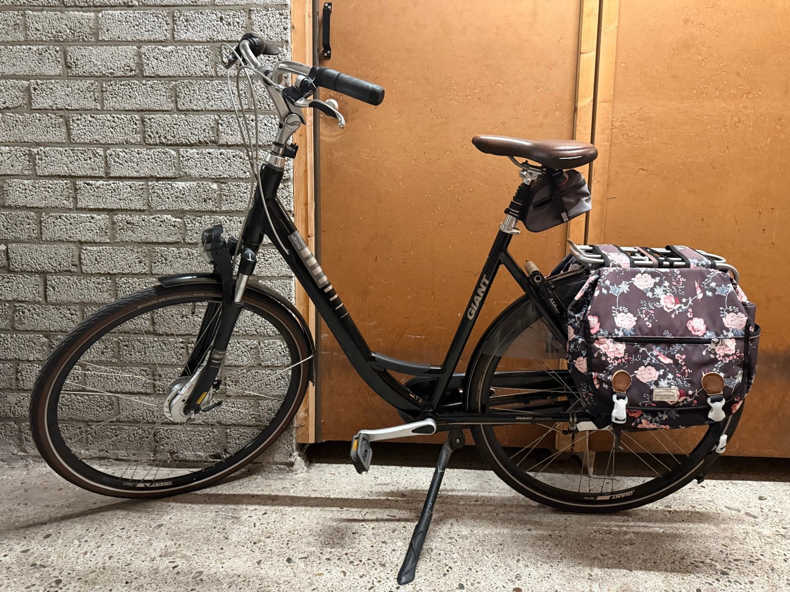 Giant Damesfiets met 8 versnellingen en fietstassen, Fietsen en Brommers, Fietsen | Dames | Damesfietsen, Ophalen, Versnellingen