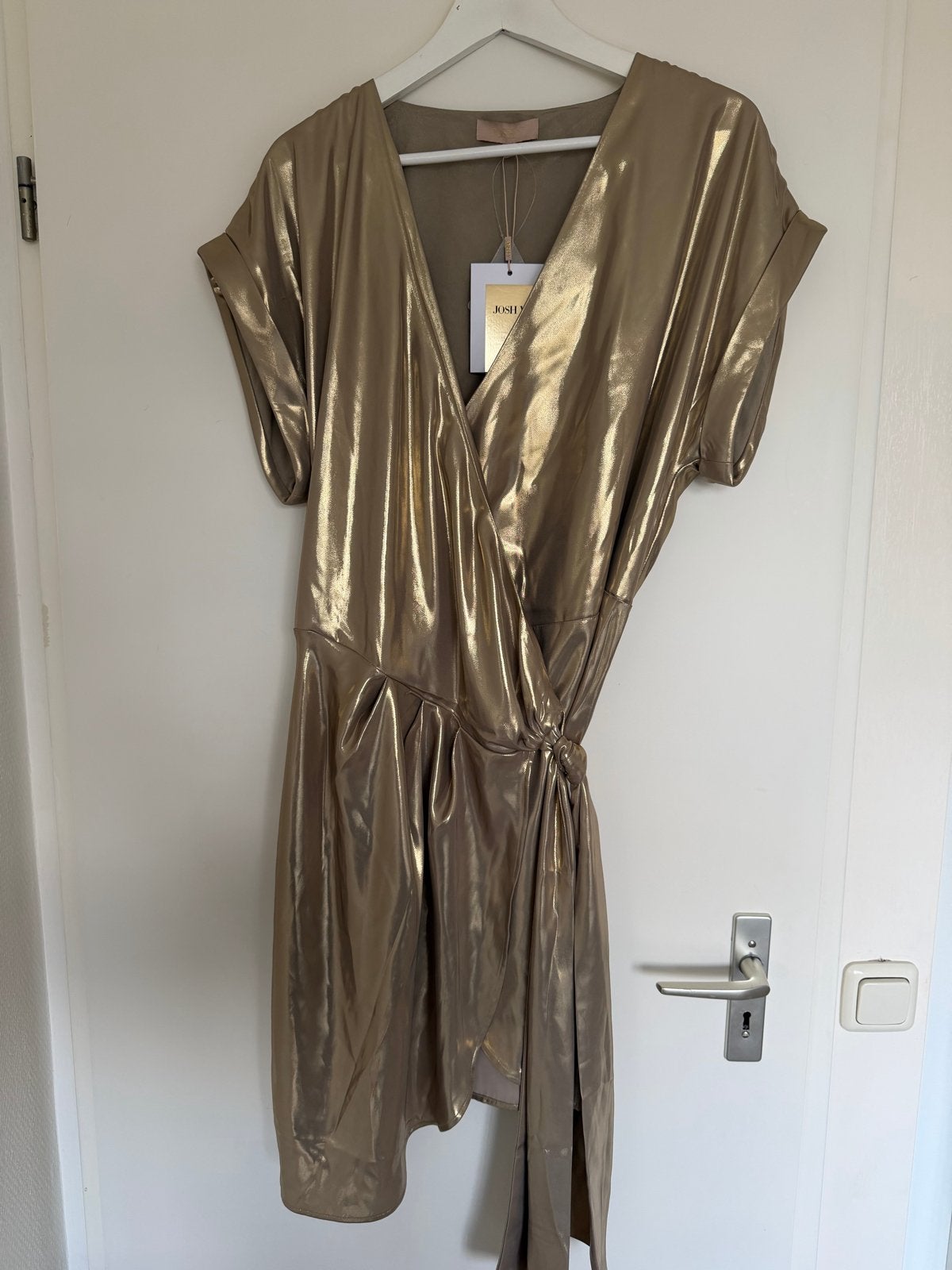 Nieuwe Josh V wikkeljurk goudkleurig 2XL, Maat 46/48 (XL) of groter, Nieuw, Ophalen of Verzenden, Boven de knie