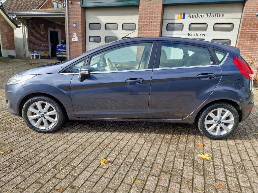 Ford Fiesta 1.25 Ghia 4 nieuwe 4seizoenen banden nieuwe remm, Auto's, 1242 cc, 82 pk, Bedrijf, Handgeschakeld