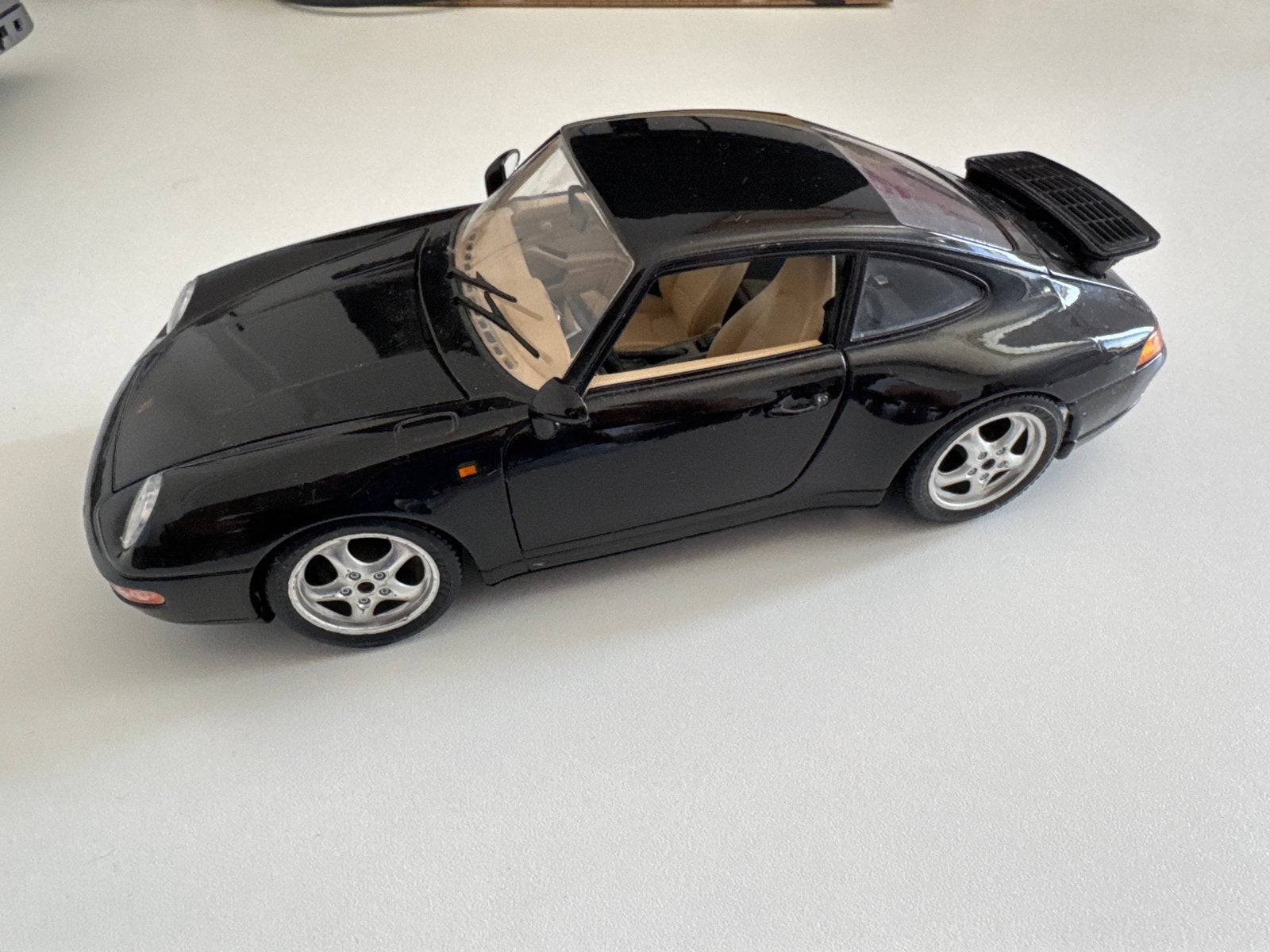 Burago Porsche Carrera 911 (1993) 1:18 Schaalmodel Zwart, Hobby en Vrije tijd, Modelauto's | 1:18, Ophalen of Verzenden, Zo goed als nieuw