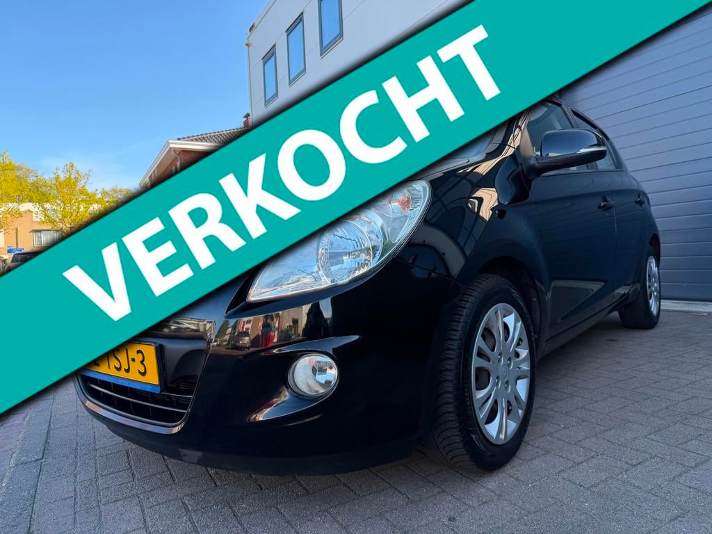 Hyundai I20 1.2i Plus/1eigenaar/Goed-onderhouden/Aux/Climate, Auto's, Euro 5, 450 kg, Gebruikt, 31 €/maand