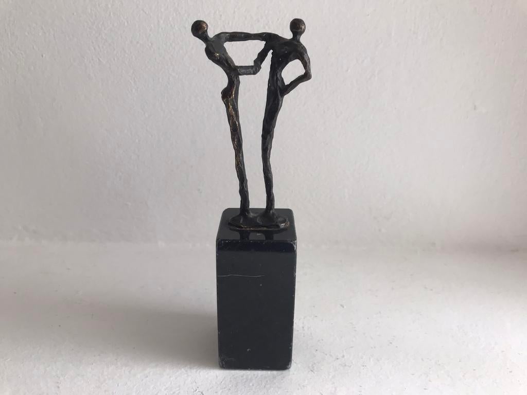 Beeldje ‘Gefeliciteerd’ brons Corry Ammerlaan Niekerk, Antiek en Kunst, Groep mensen, Minder dan 20 cm, Ophalen of Verzenden, Zwart