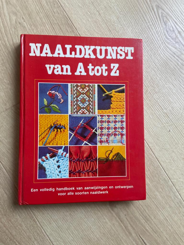 Vintage Boek: Naaldkunst van A tot Z, Ophalen of Verzenden, Gelezen, Breien en Haken