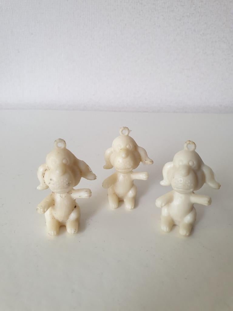 Set 3 oude, vintage, witte kunststof hondjes. Hangers., Ophalen of Verzenden, Gebruikt, Dier