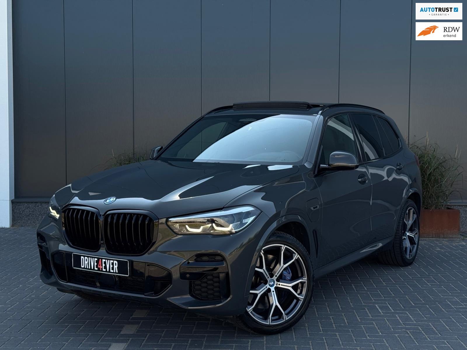 BMW X5 xDrive45e M Pakket|Pano|360 Camera|SFEER|LED|LEDER|MM, Gebruikt, Met garantie (alle), Vierwielaandrijving, Hybride Elektrisch/Benzine