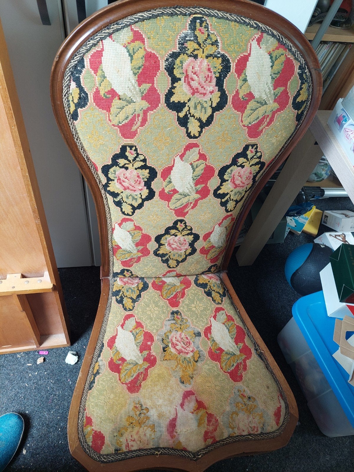 Antieke breistoel met geborduurde stof., Antiek en Kunst, Antiek | Meubels | Stoelen en Banken, Ophalen