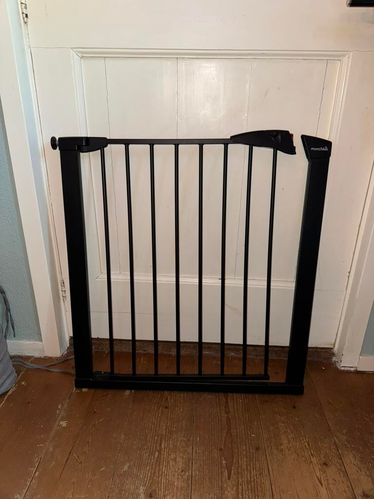 76 - 82 cm Traphek Munchkin Easy Close baby safty gate zwart, Kinderen en Baby's, Traphekjes, Ophalen of Verzenden, Zo goed als nieuw