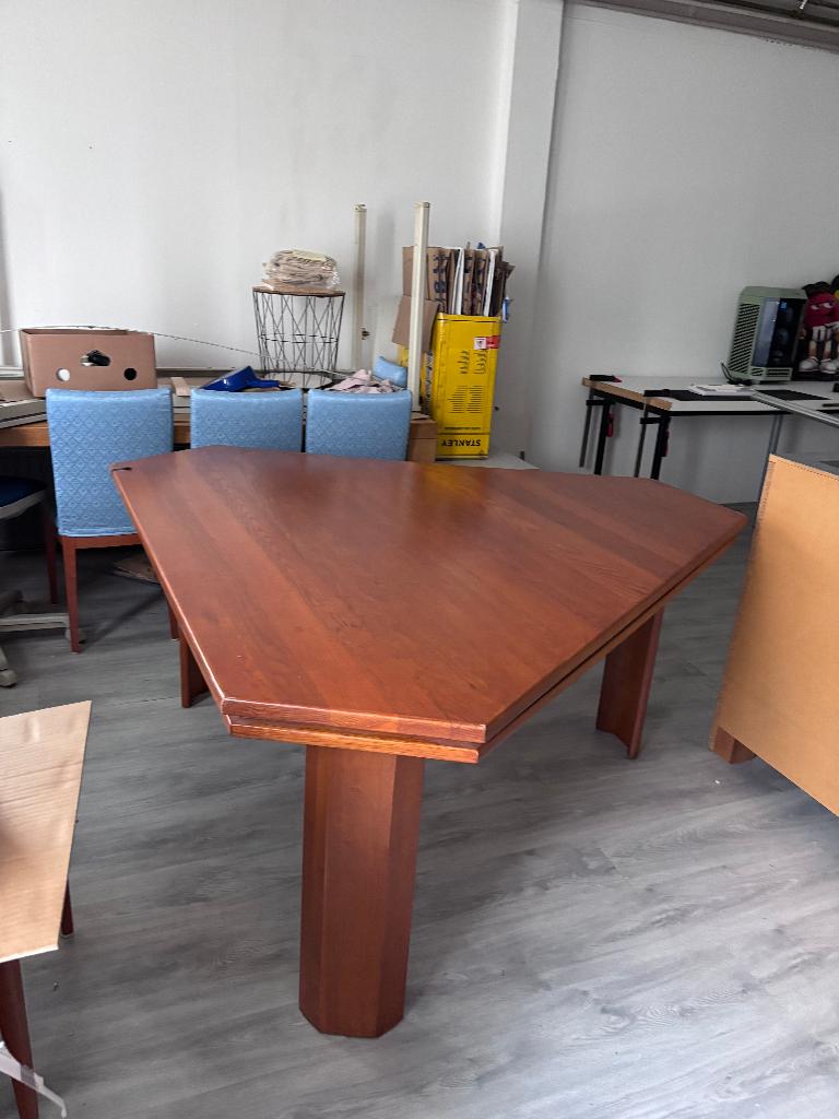 Diamantvormige / houtvormige tafel van massief hout te koop, Huis en Inrichting, Tafels | Eettafels, Ophalen, Gebruikt, Vijf personen of meer