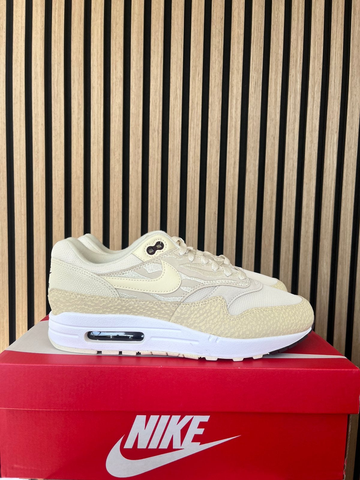 Nike air max 1 safari coconut milk nieuw maat 43, Overige kleuren, Nieuw, Ophalen of Verzenden, Sneakers of Gympen