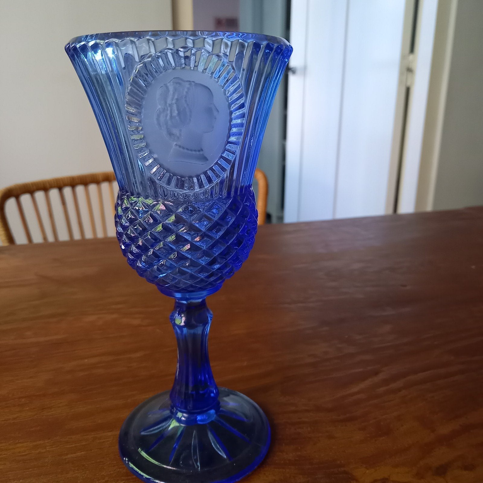 FOSTORIA AVON BLAUW WIJNGLAS MET MEDALLIOn FOSTORIA AVON, Antiek en Kunst, Antiek | Glas en Kristal, Ophalen of Verzenden