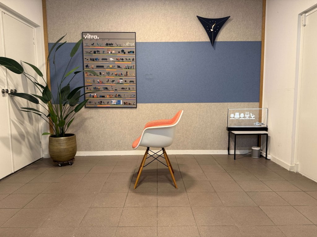 Vitra | Eames | DAW | Roze bekleding & Esdoorn onderstel | 1, Vitra, Hout, Ophalen of Verzenden, Zo goed als nieuw