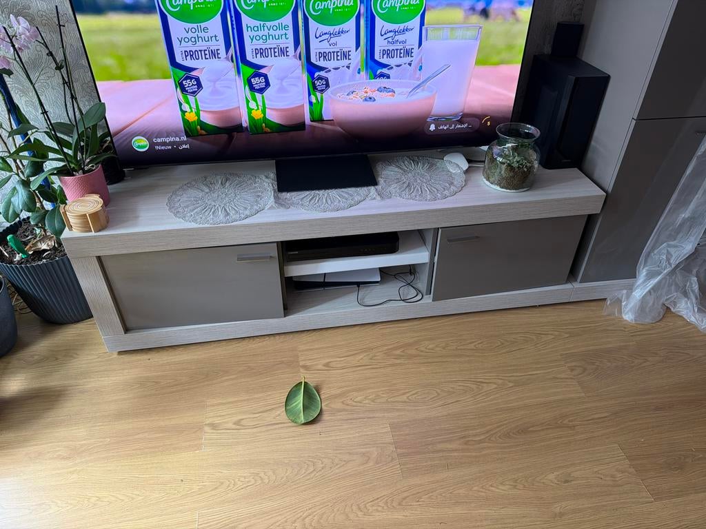 Modern TV-meubel met opbergruimte, Huis en Inrichting, Kasten | Televisiemeubels, 100 tot 150 cm, Ophalen of Verzenden, Zo goed als nieuw