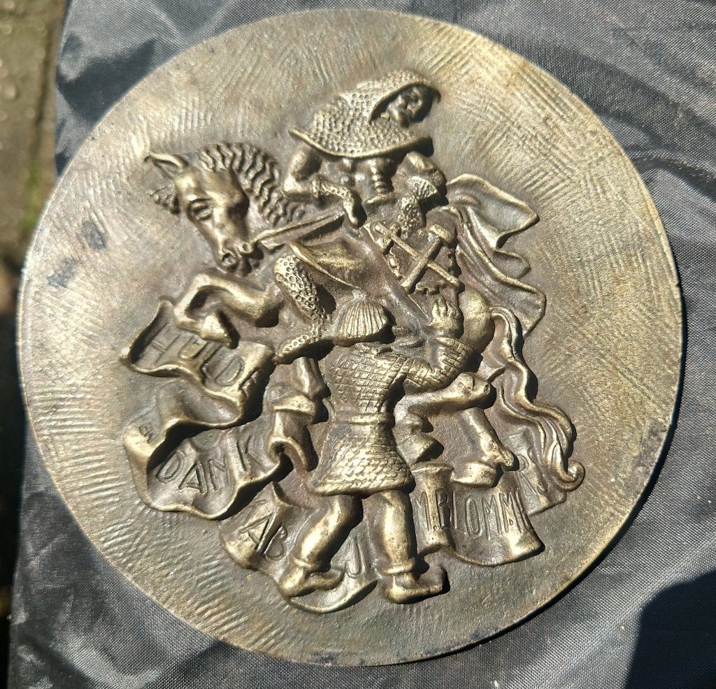 Groot en zwaar bronzen plaat/penning Ridder met helper ~1950, Minder dan 20 cm, Ophalen of Verzenden, Brons, Wanddecoratie