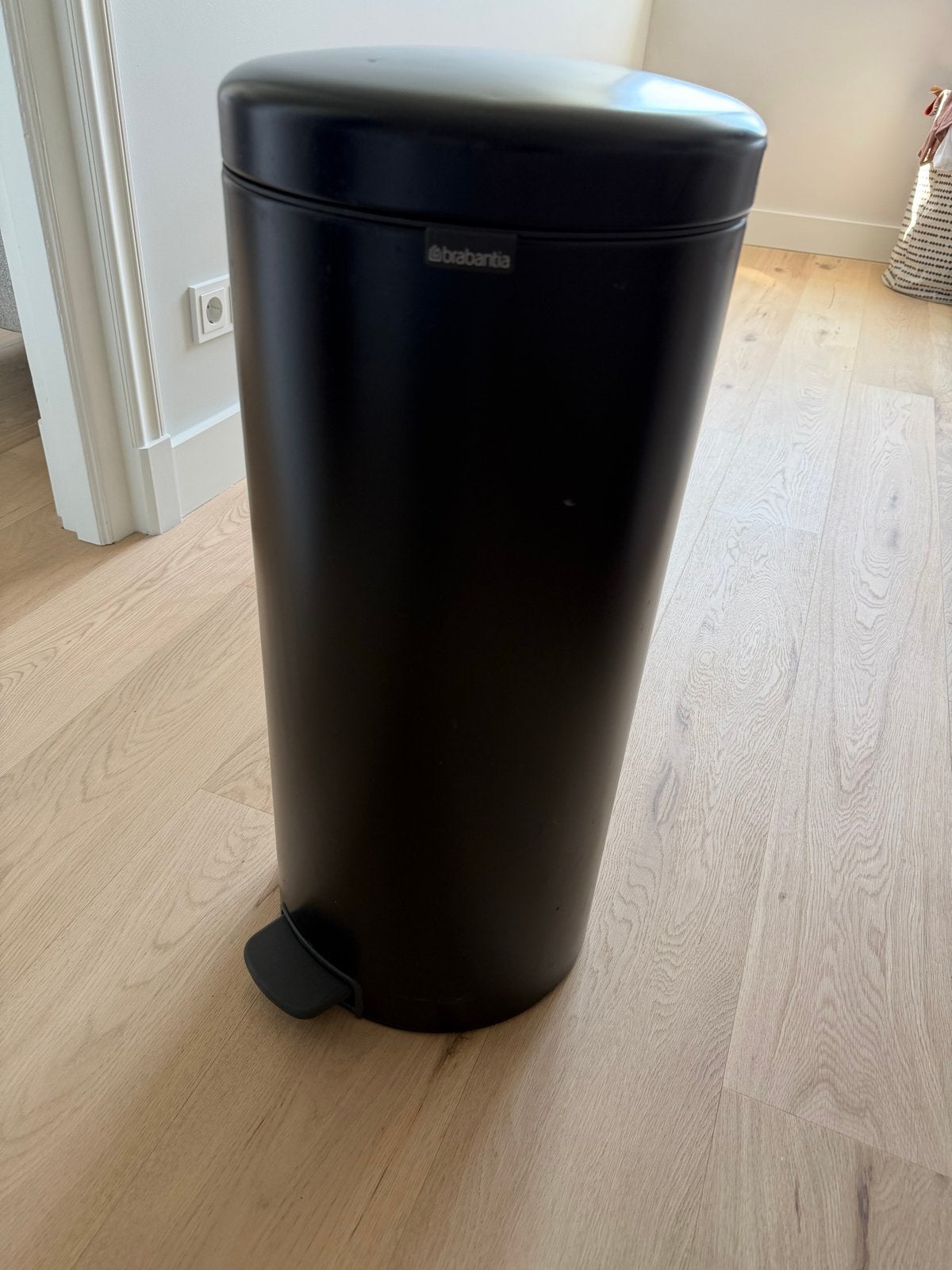 Brabantia prullenbak mat zwart 66cm incl. 40 vuilniszakken, Ophalen, 50 – 75, Met pedaal, Metaal