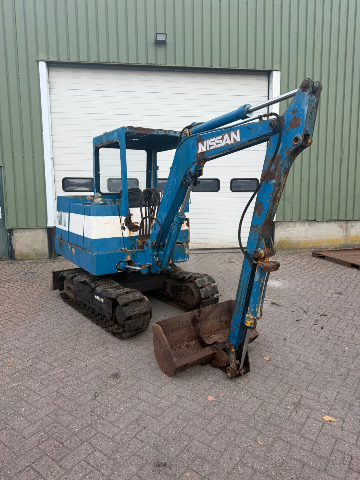 Te koop minigraver nissan 2,5 ton, Zakelijke goederen, Ophalen, Graafmachine