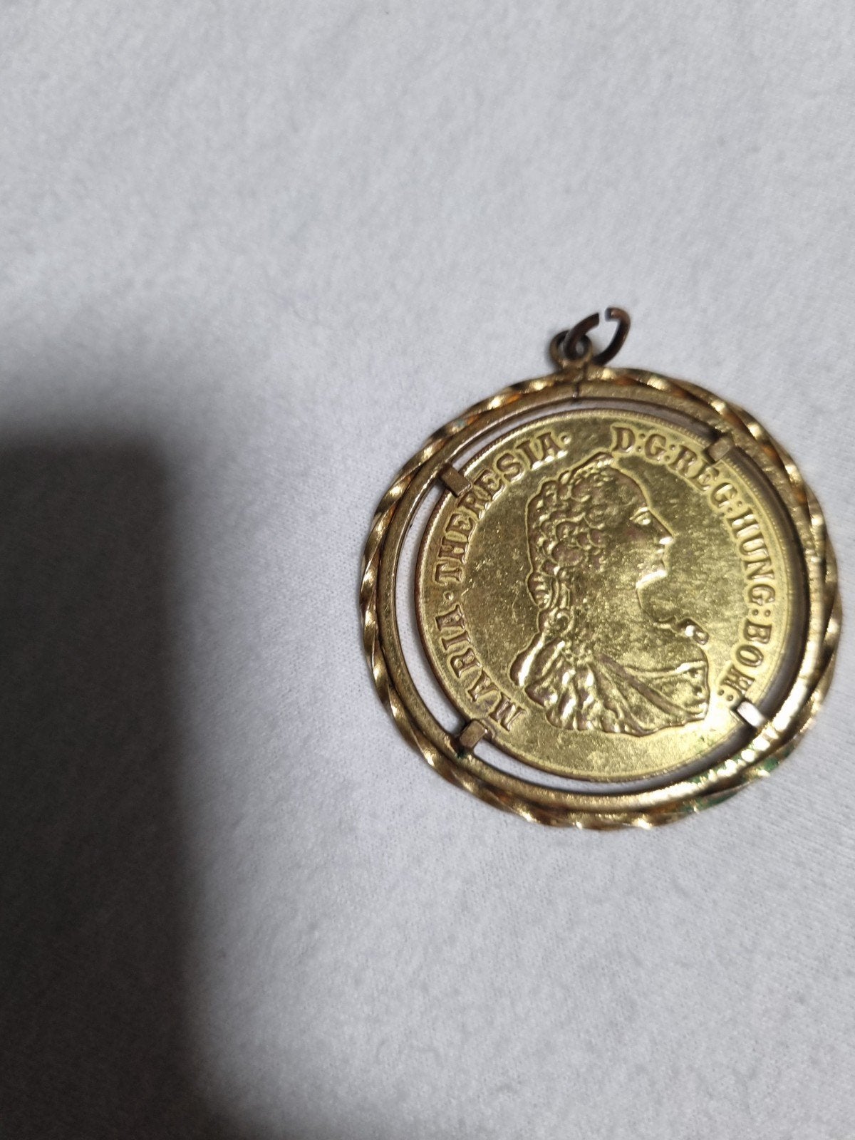 Antieke Maria Theresia Thaler munt hanger, verguld, Overige materialen, Gebruikt, Overige voorstellingen, Ophalen of Verzenden
