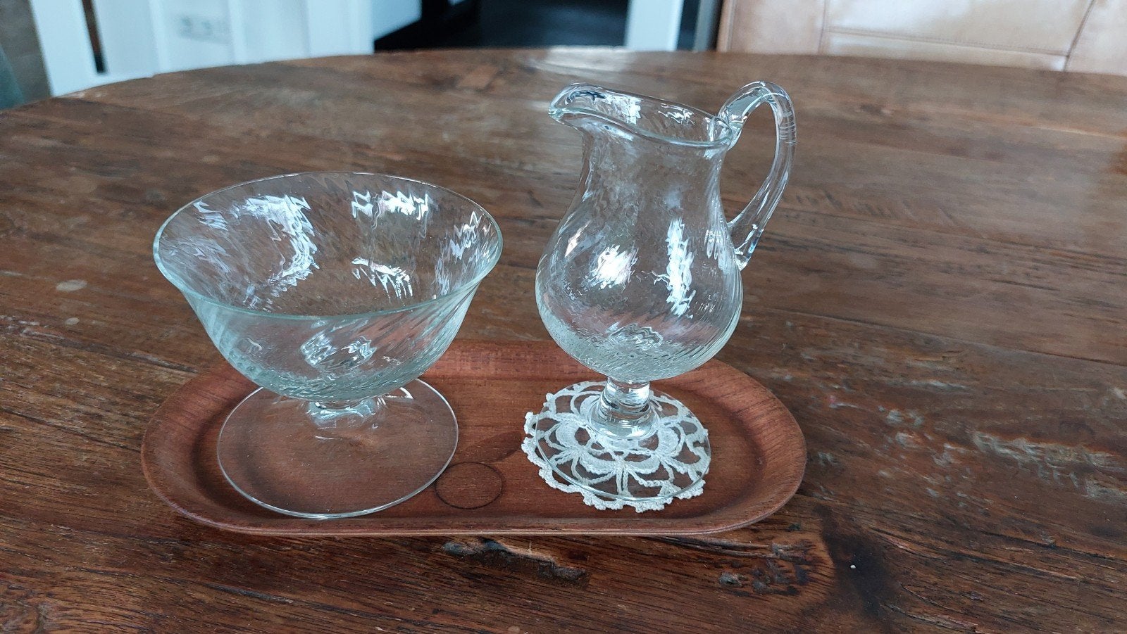 Vintage glazen suiker- en melkkannetje op houten plankje, Ophalen of Verzenden