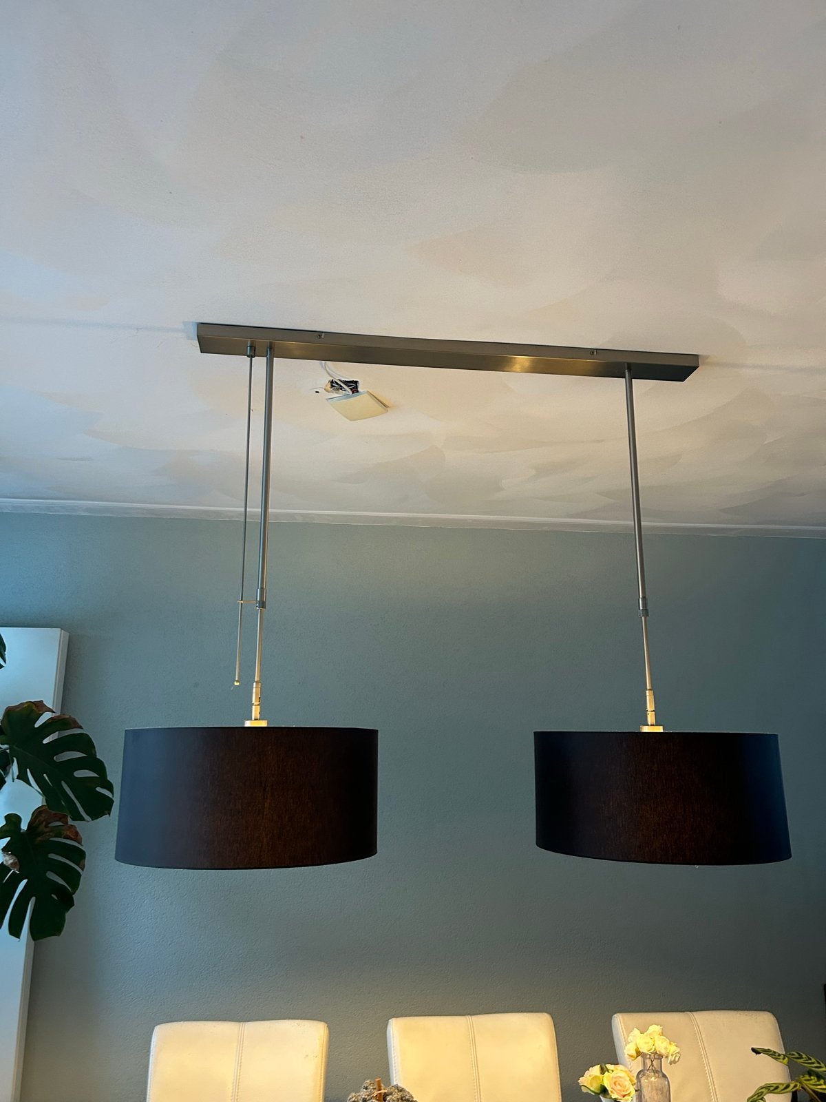 Moderne hanglamp met twee donkerbruine kappen., Ophalen, Gebruikt, Metaal, E27 (groot)