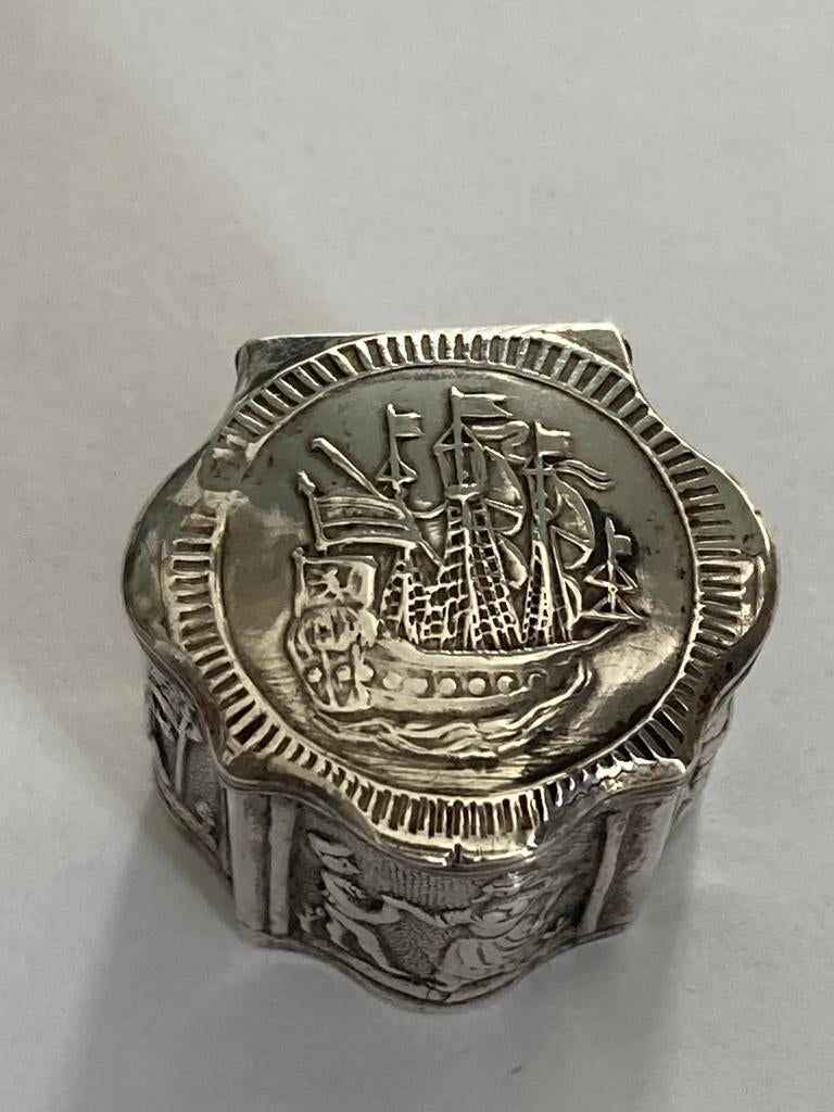 Antiek zilveren lodereindoosje met VOC driemaster, Ophalen of Verzenden, Zilver