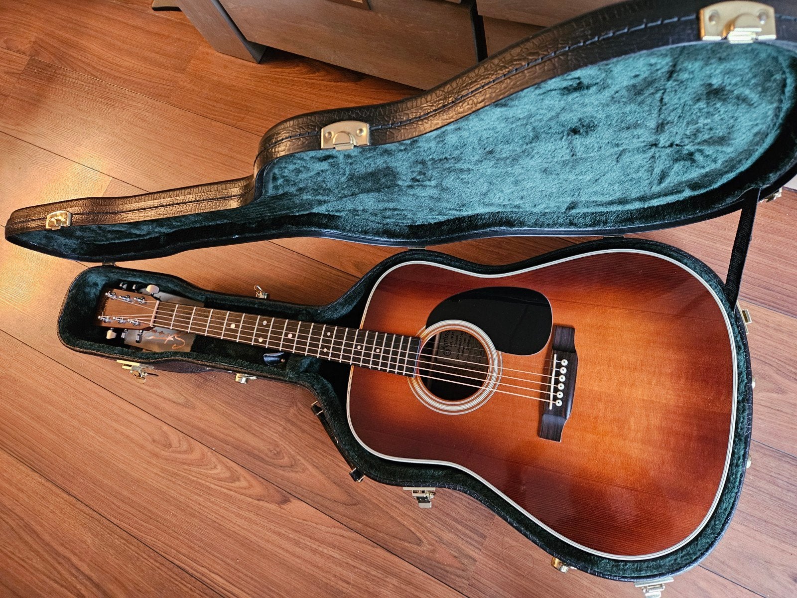 Martin D-28 custom sunburst, Muziek en Instrumenten, Ophalen, Zo goed als nieuw, Western- of Steelstringgitaar, Met koffer