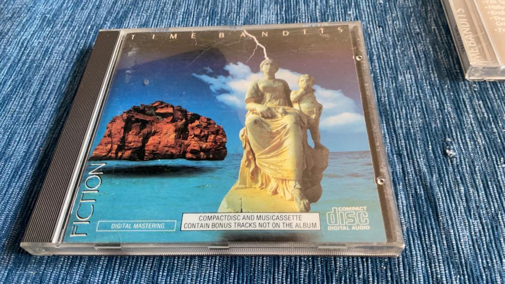 Time Bandits Fiction       Goed bod wie weet??     Ophalen, Ophalen, Zo goed als nieuw, Poprock