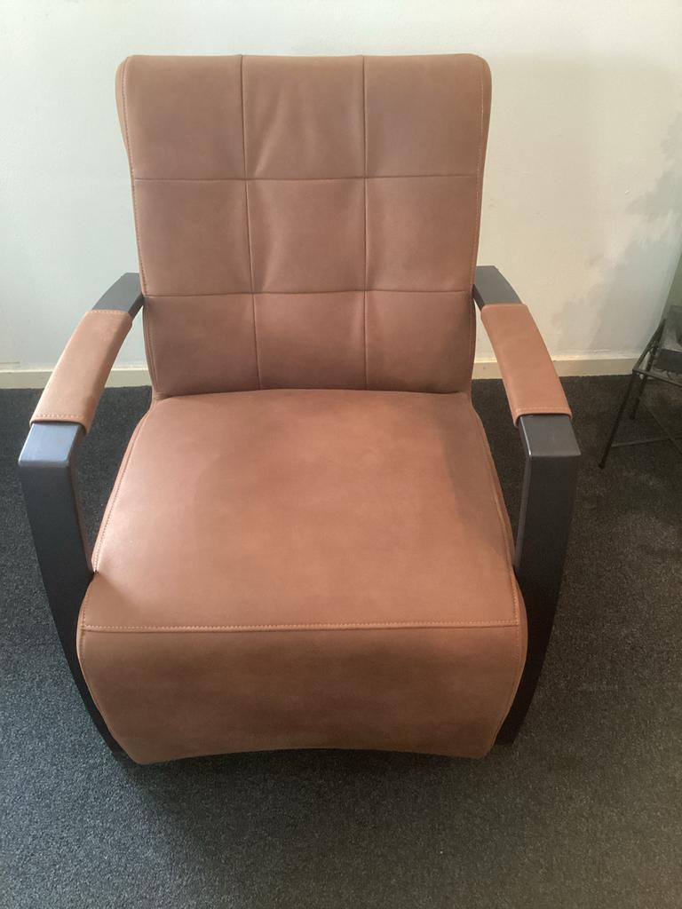 Comfortabele fauteuil in bruin met metalen armleuningen, Huis en Inrichting, Fauteuils, 75 tot 100 cm, Ophalen of Verzenden, Zo goed als nieuw