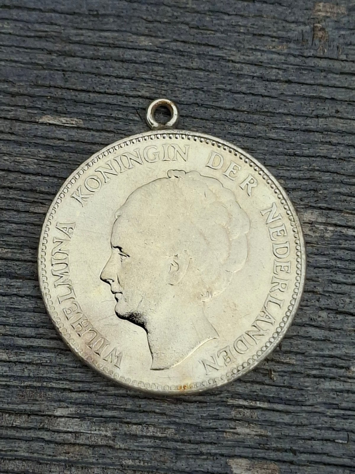 Stil verzet gulden hanger WO2 Wilhelmina, Ophalen of Verzenden, Overige soorten, Nederland, Embleem of Badge