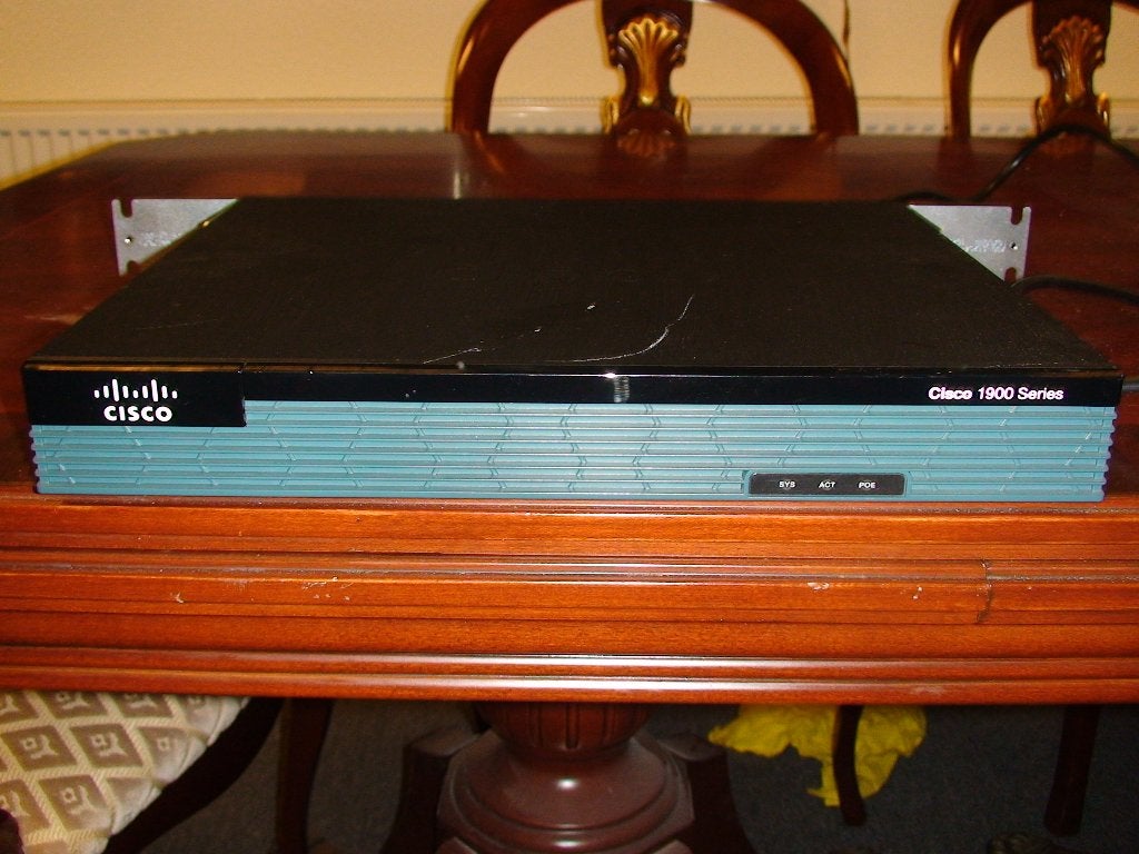 Te Koop zwarte Cisco 1921., Ophalen of Verzenden, Zo goed als nieuw, Router met modem, Cisco