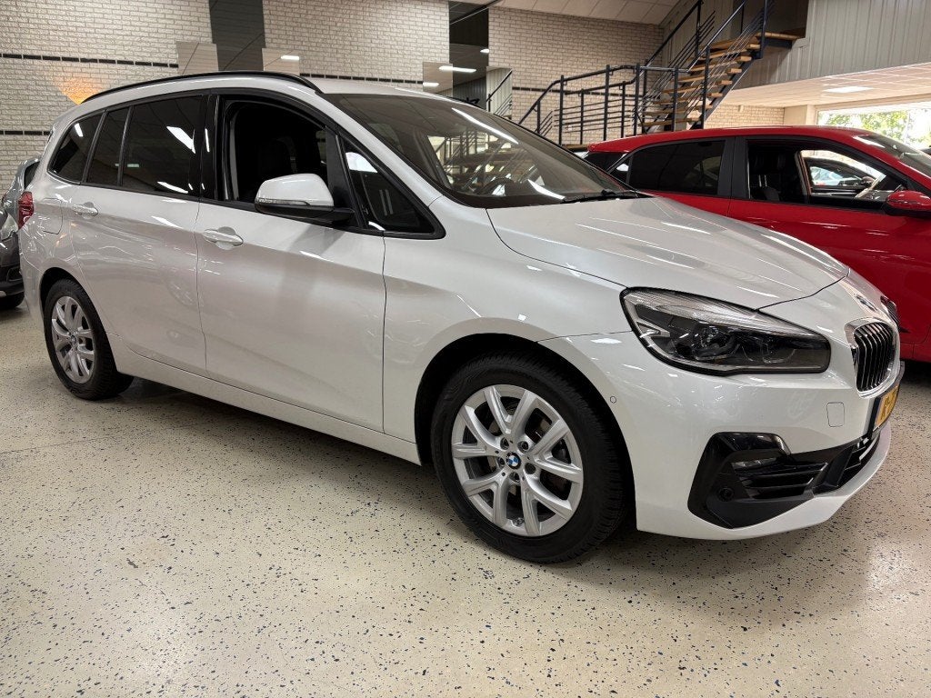 BMW 2 Serie 216I HIGH EXE ECC Airco Navigatie Afn. Trekhaak, Voorwielaandrijving, Dealer onderhouden, 730 kg, Gebruikt