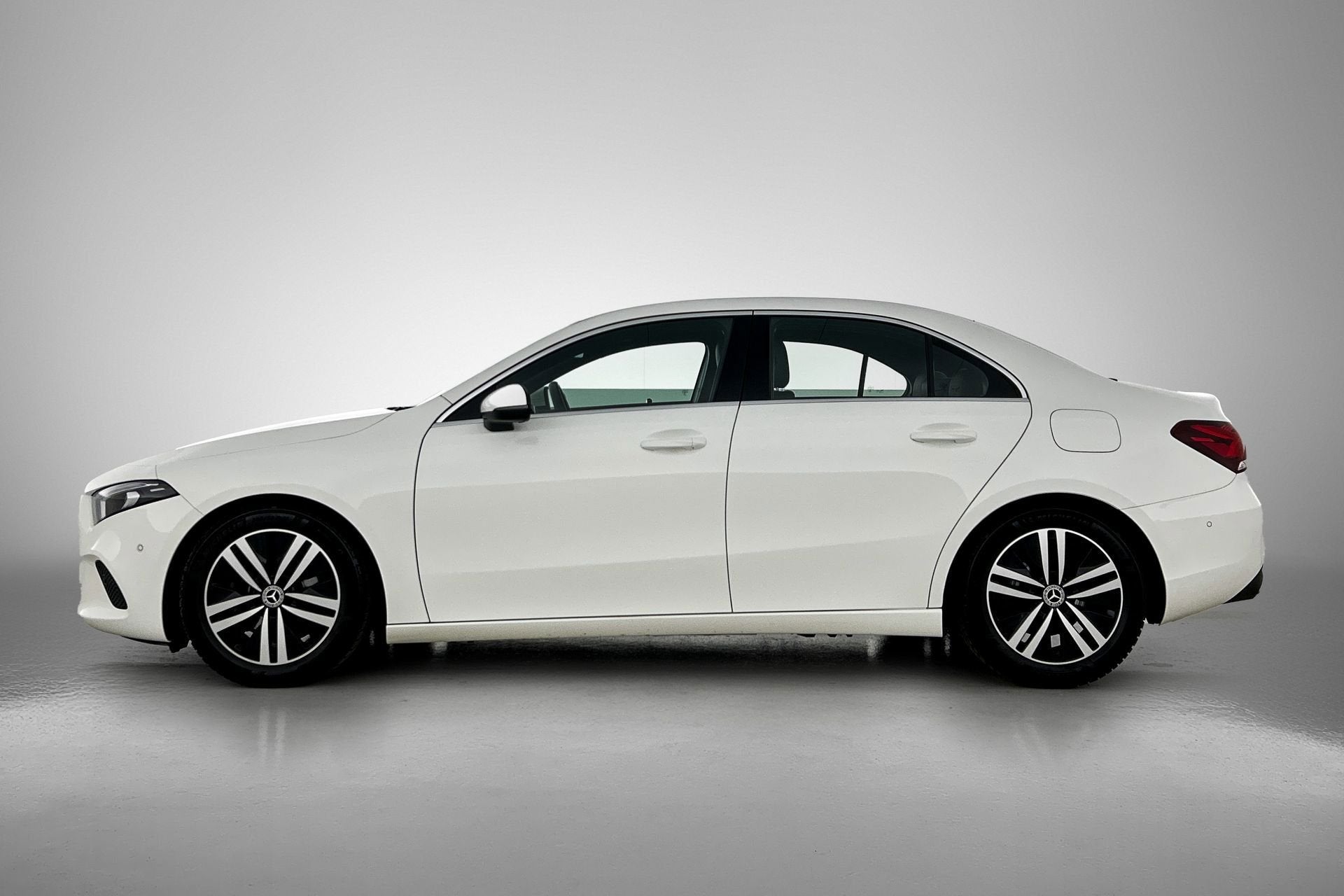 Mercedes-Benz A-klasse 180 Business Solution Luxury (SFEERVE, 136 pk, 4 cilinders, Wit, Bedrijf