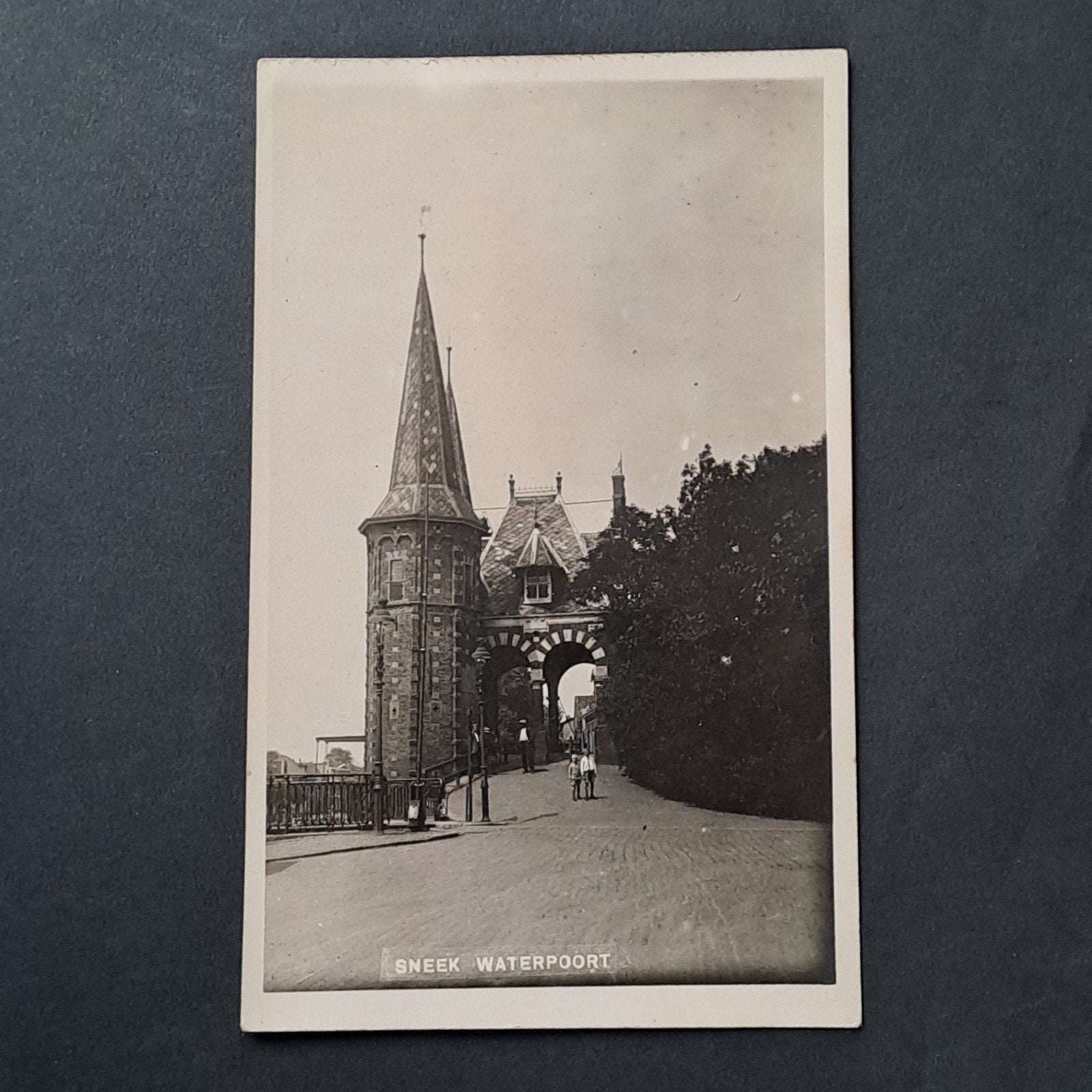 Fotokaart Sneek Friesland Gezicht op de Waterpoort, Verzamelen, Ophalen of Verzenden, 1920 tot 1940, Ongelopen, Friesland