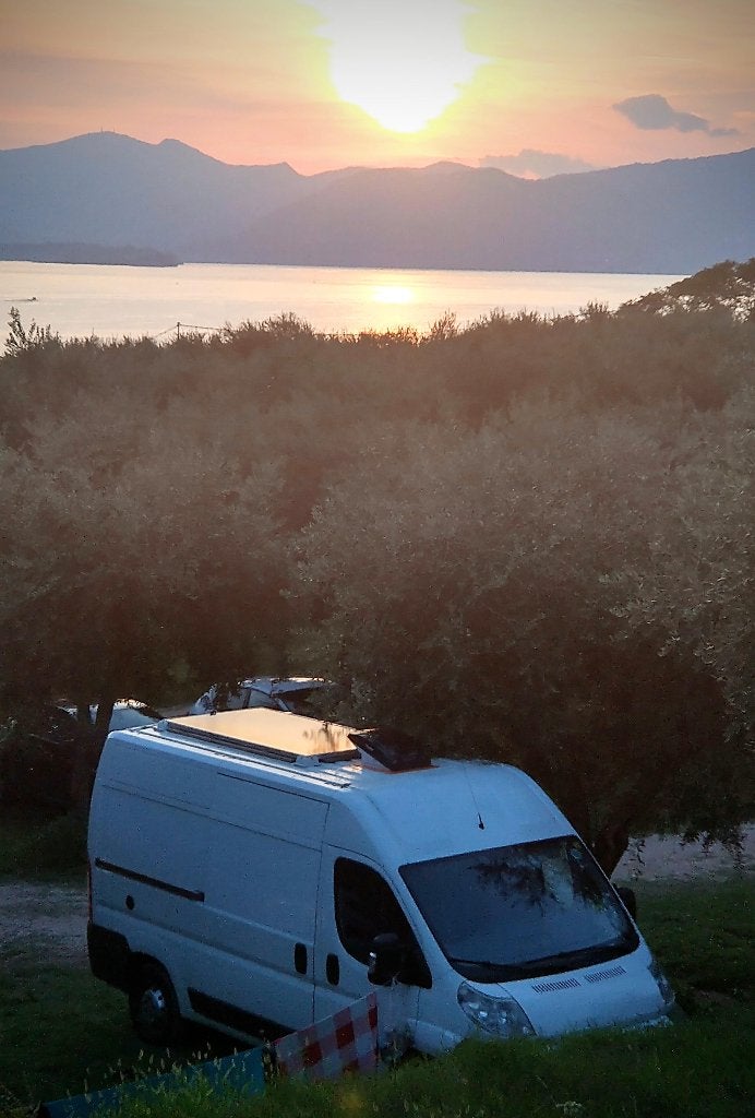 Sfeervolle Off-Grid camperbus (Peugeot Boxer L2H2), Caravans en Kamperen, Campers, Overige merken, Tot en met 2, Airbags, Koelkast