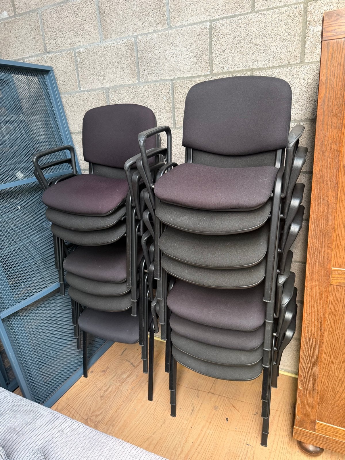 Stapelbare vergaderstoelen in diverse kleuren en materialen, Ophalen, Gebruikt, Zwart, Vijf, Zes of meer stoelen