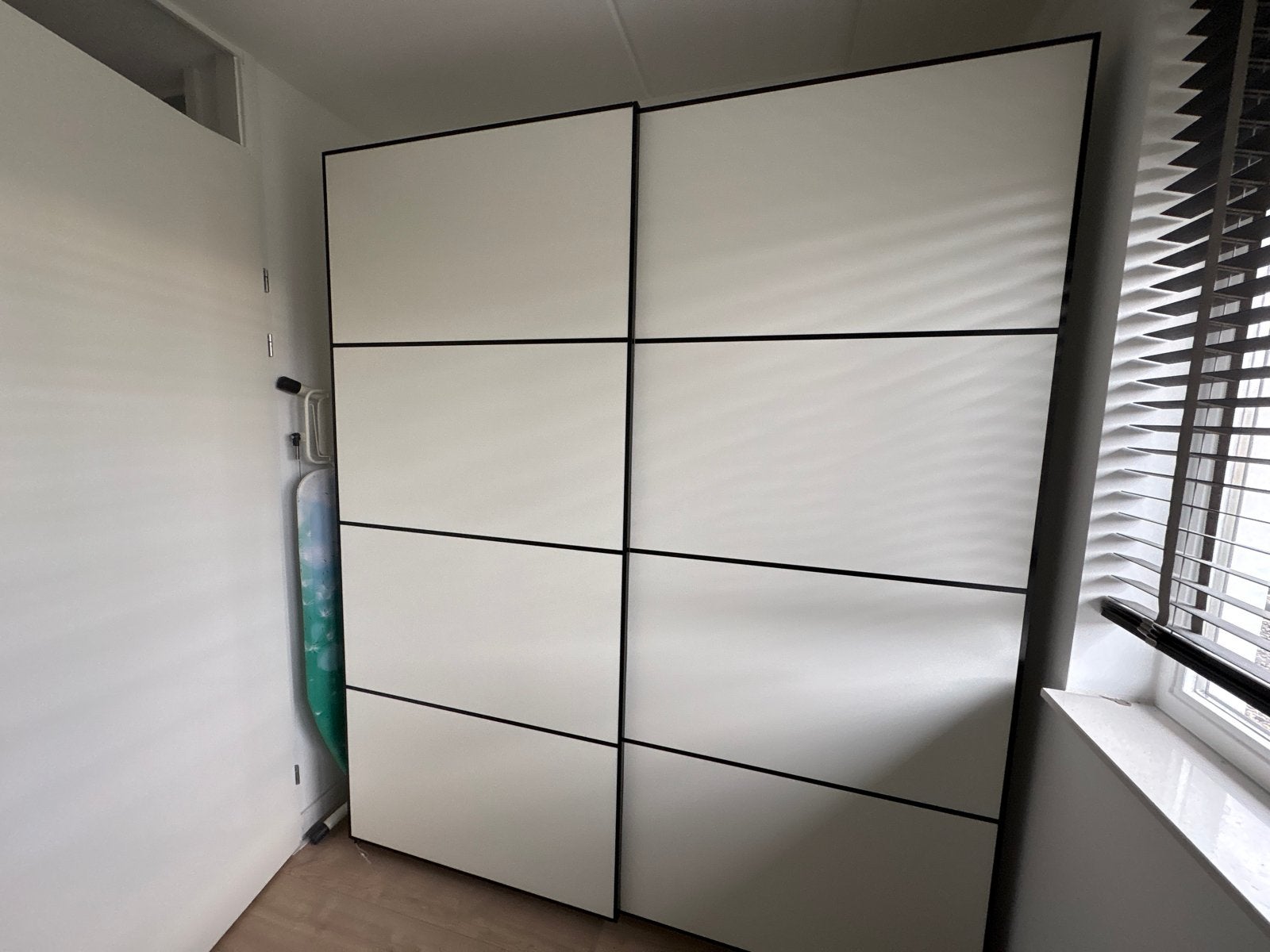 Legkast met ingebouwde verlichting en witte paneeldeuren, Ophalen, Gebruikt, 200 cm of meer, 150 tot 200 cm