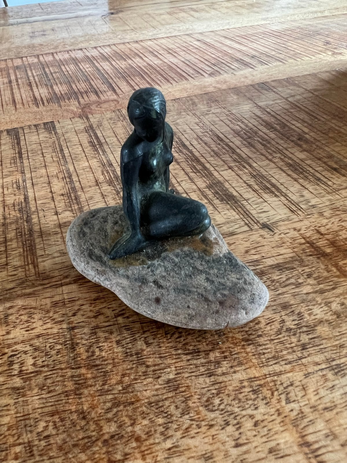 Bronzen zeemeermin op steen - Uniek decoratiestuk, Antiek en Kunst, Minder dan 20 cm, Ophalen of Verzenden, Beeld, Bruin