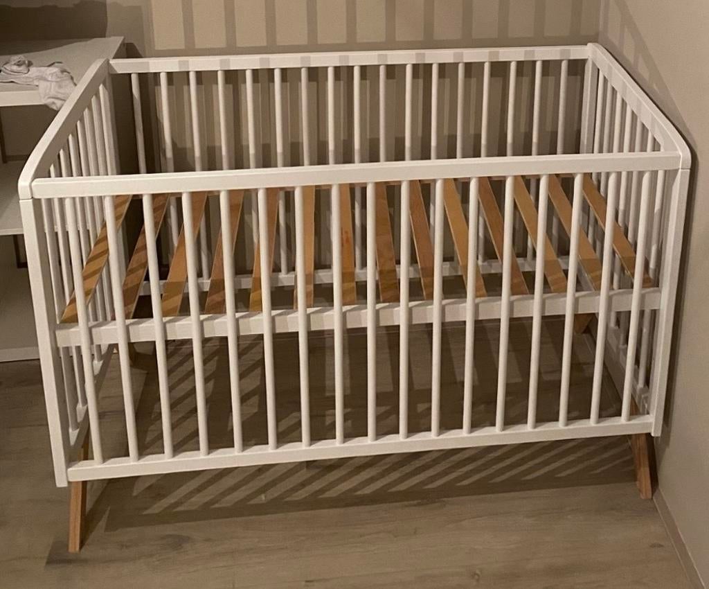 Ledikant 60x120 wit met houten poten, Kinderen en Baby's, Kinderkamer | Bedden, Ophalen, Gebruikt, Lattenbodem, Minder dan 140 cm