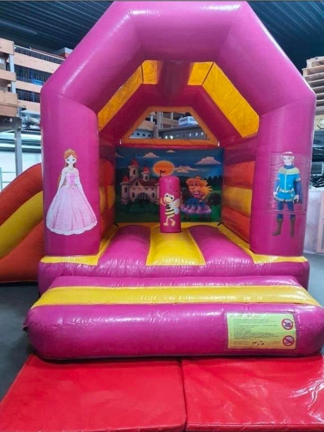 Prinsessen springkussen met glijbaantje overdekt.

Prijs, Ophalen of Verzenden, Zo goed als nieuw, Overige