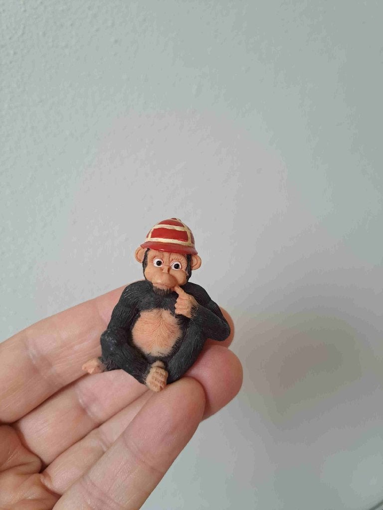 Aap Zittend met Pet Beeldje Kunsthars Miniatuur, Ophalen of Verzenden, Zo goed als nieuw, Wild dier, Beeldje of Figuurtje