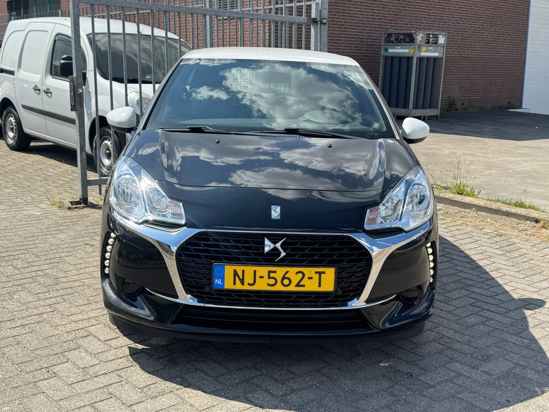 Citroen DS3 1.2 PureTech Chic 82PK! NL AUTO NAP! 2e eigenaar, Voorwielaandrijving, Stof, Gebruikt, 1199 cc