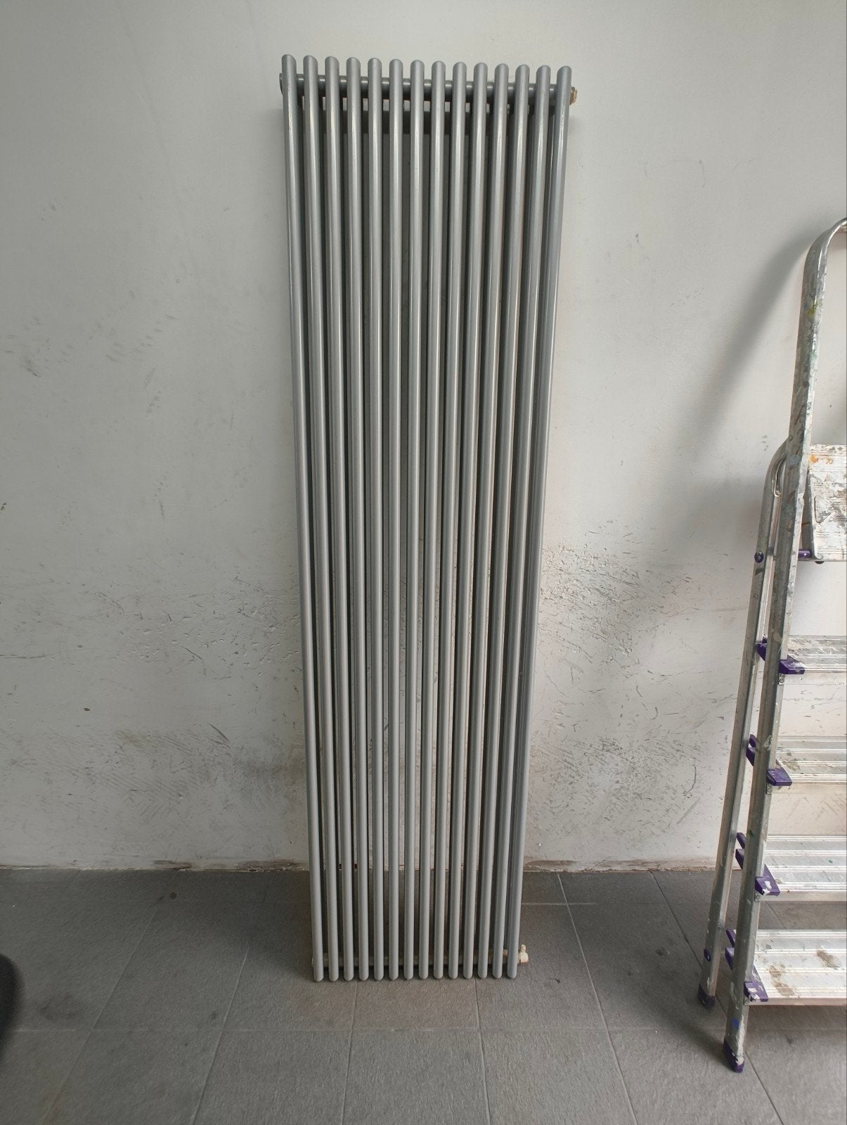 Slanke verticale radiator, grijs, inclusief beugels, Doe-het-zelf en Verbouw, Verwarming en Radiatoren, Ophalen, Radiator, Minder dan 60 cm
