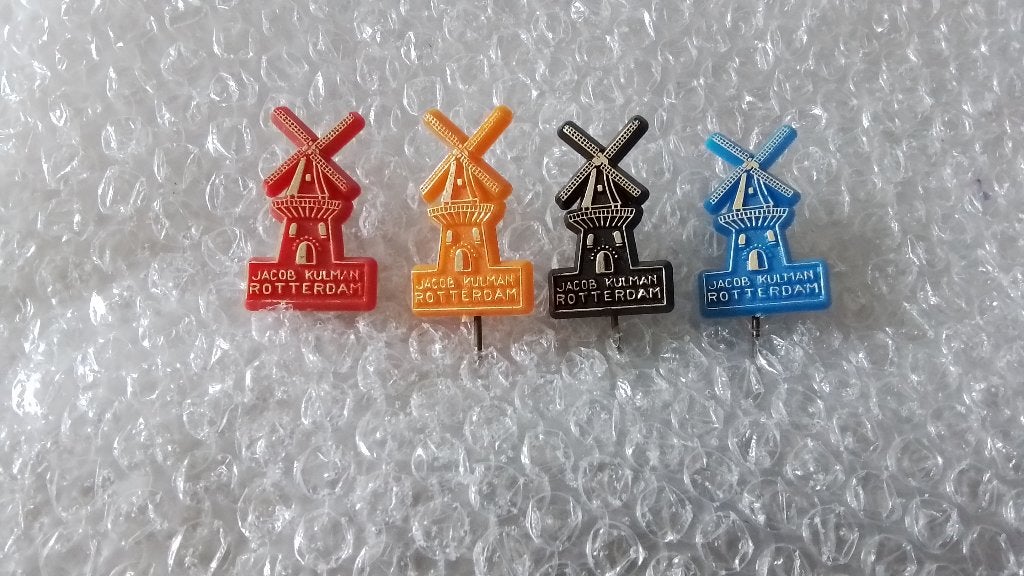 4 verschillende kleuren speldjes jacob kulman (molens, Verzamelen, Speldjes, Pins en Buttons, Ophalen of Verzenden, Zo goed als nieuw