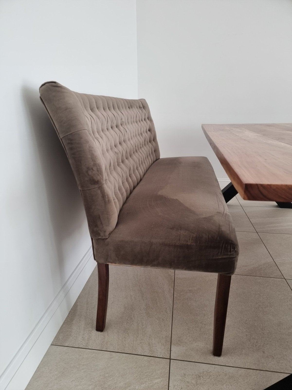 Stijlvolle fluwelen eetkamerbank met gecapitonneerde rug, Gebruikt, Driepersoons, 75 tot 100 cm, Ophalen of Verzenden