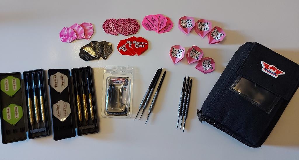 Set dartpijlen, shafts, flights en mapje / case merk Bull's, Ophalen, Zo goed als nieuw, Overige typen