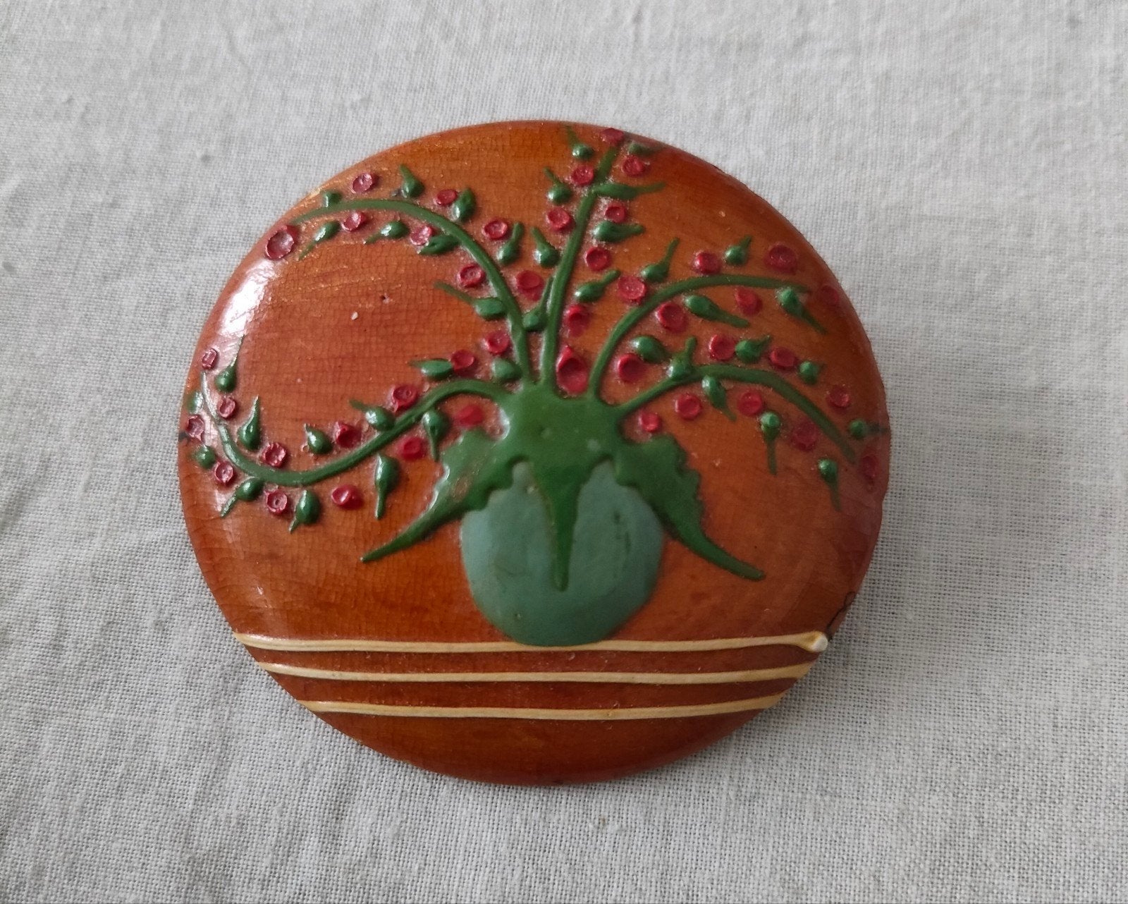 Vintage houten atelier gemaakte broche met bloemen vaas., Ophalen of Verzenden, Gebruikt, Overige materialen