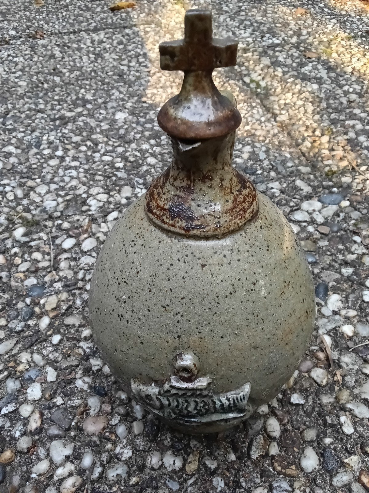 Antieke zoutglazuur kruik met visdecoratie en kruis, Antiek en Kunst, Antiek | Keramiek en Aardewerk, Ophalen
