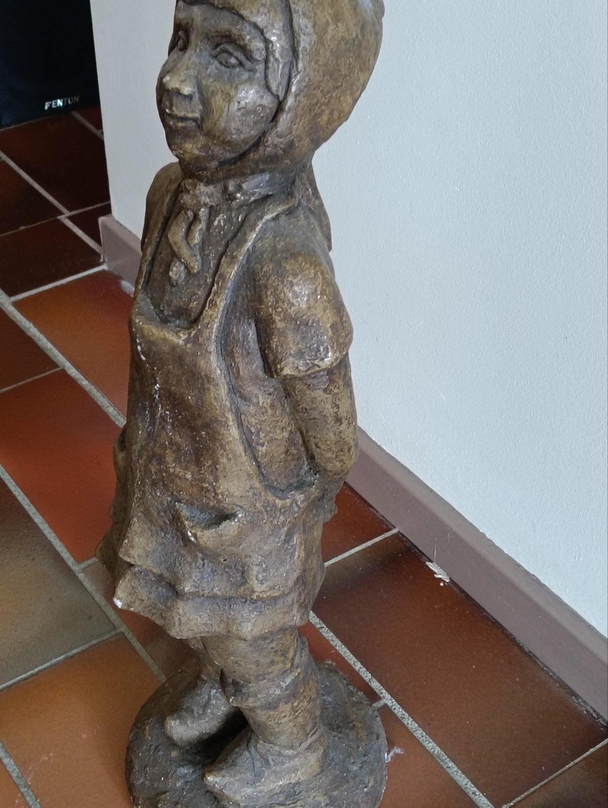 Vintage betonnen beeld van een meisje, Ophalen, Steen of Keramiek, Beeld, Bruin